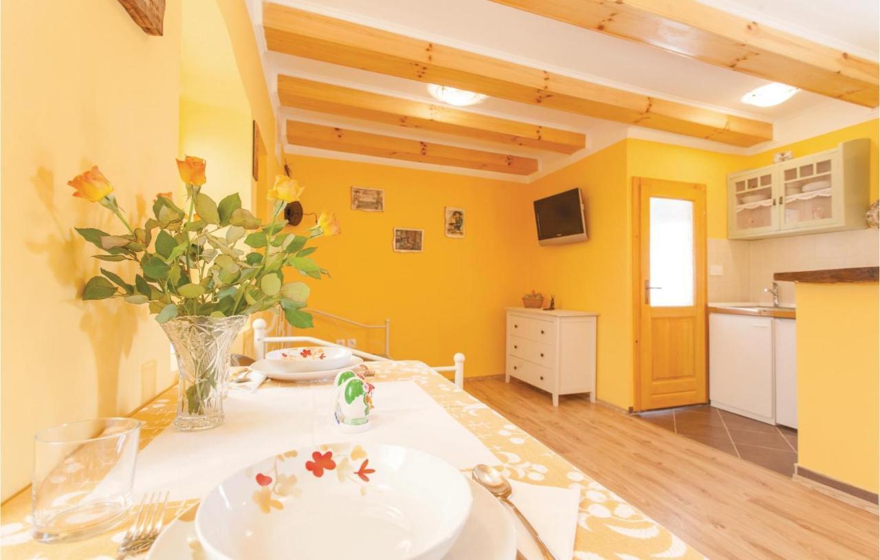 1 Bedroom Beautiful Apartment In Omisalj Luaran gambar