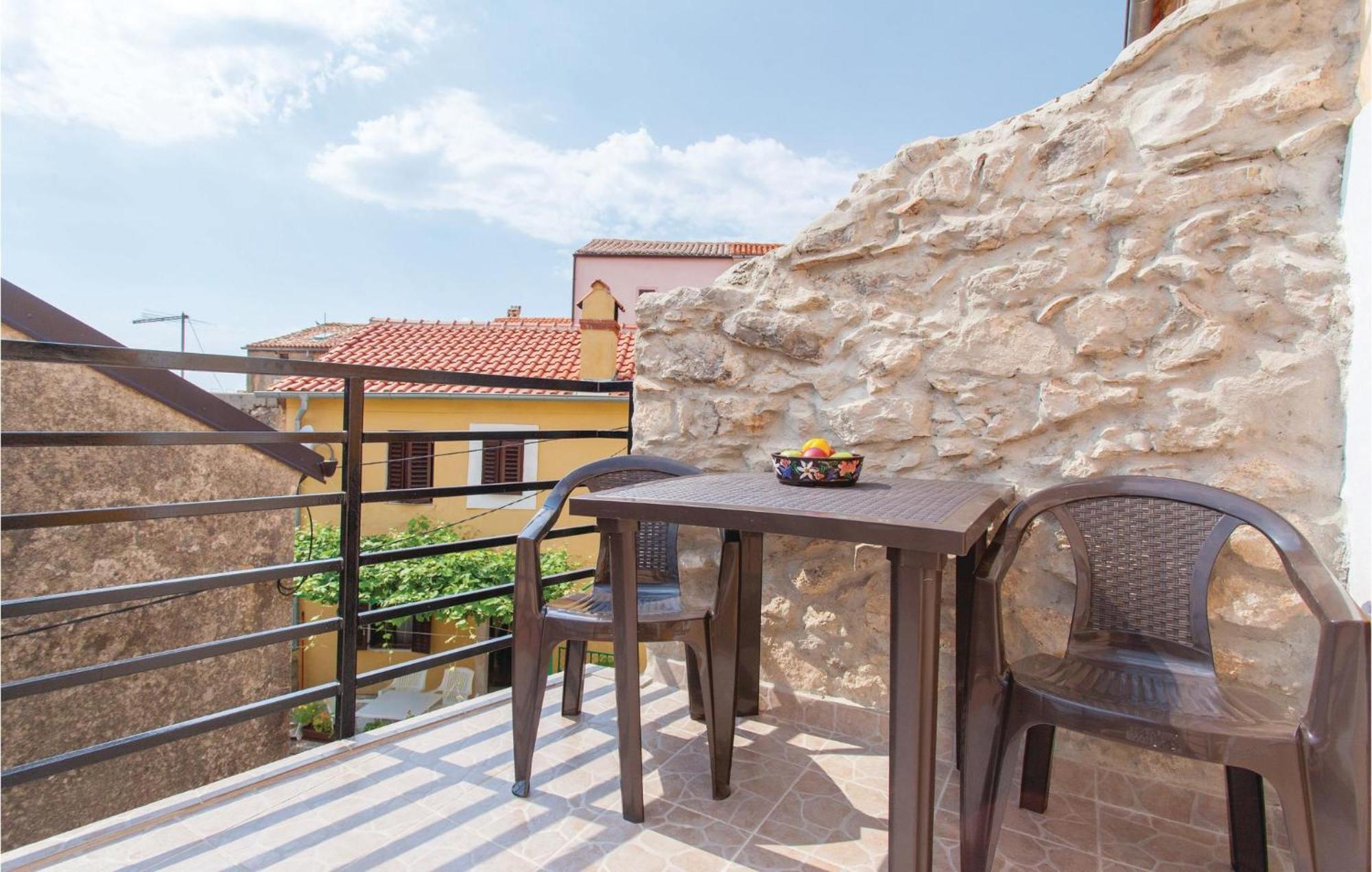 1 Bedroom Beautiful Apartment In Omisalj Luaran gambar